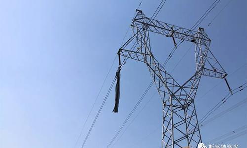 人工清除鐵路電網(wǎng)上的飄掛物