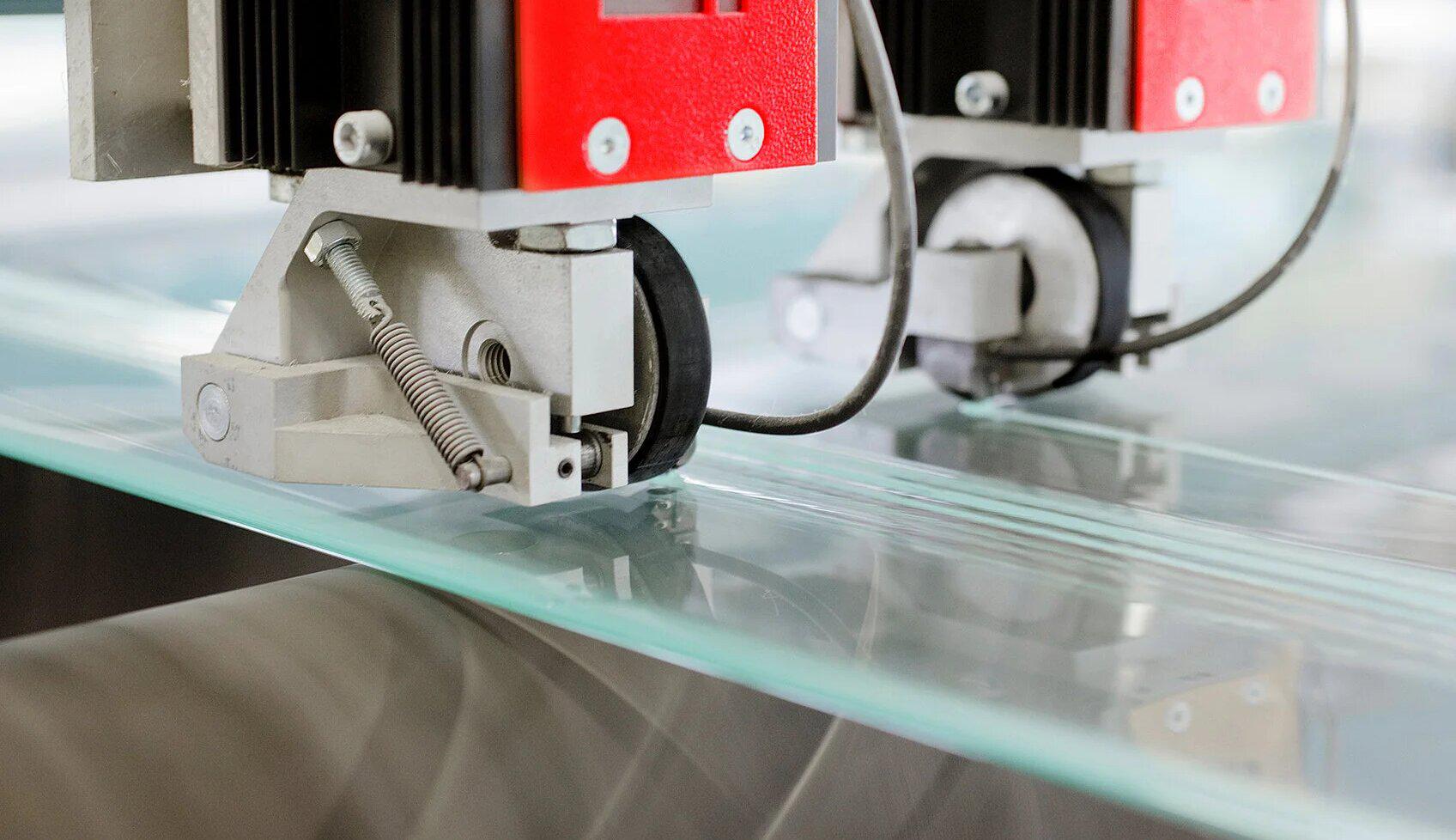 切割機器進行玻璃切割